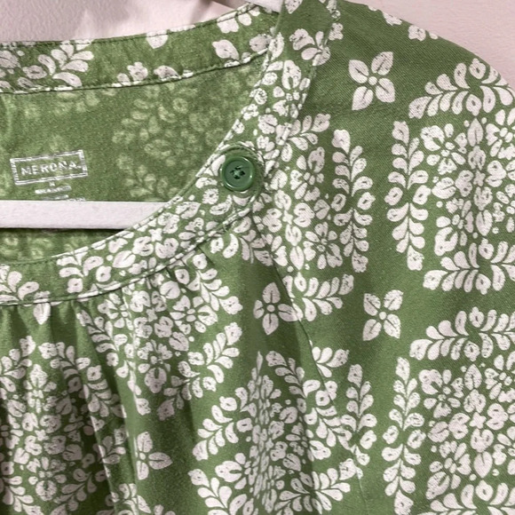🌸 Merona Cap Sleeve Green & White Print Top Button Detail on Neckline M - Picture 2 of 9
